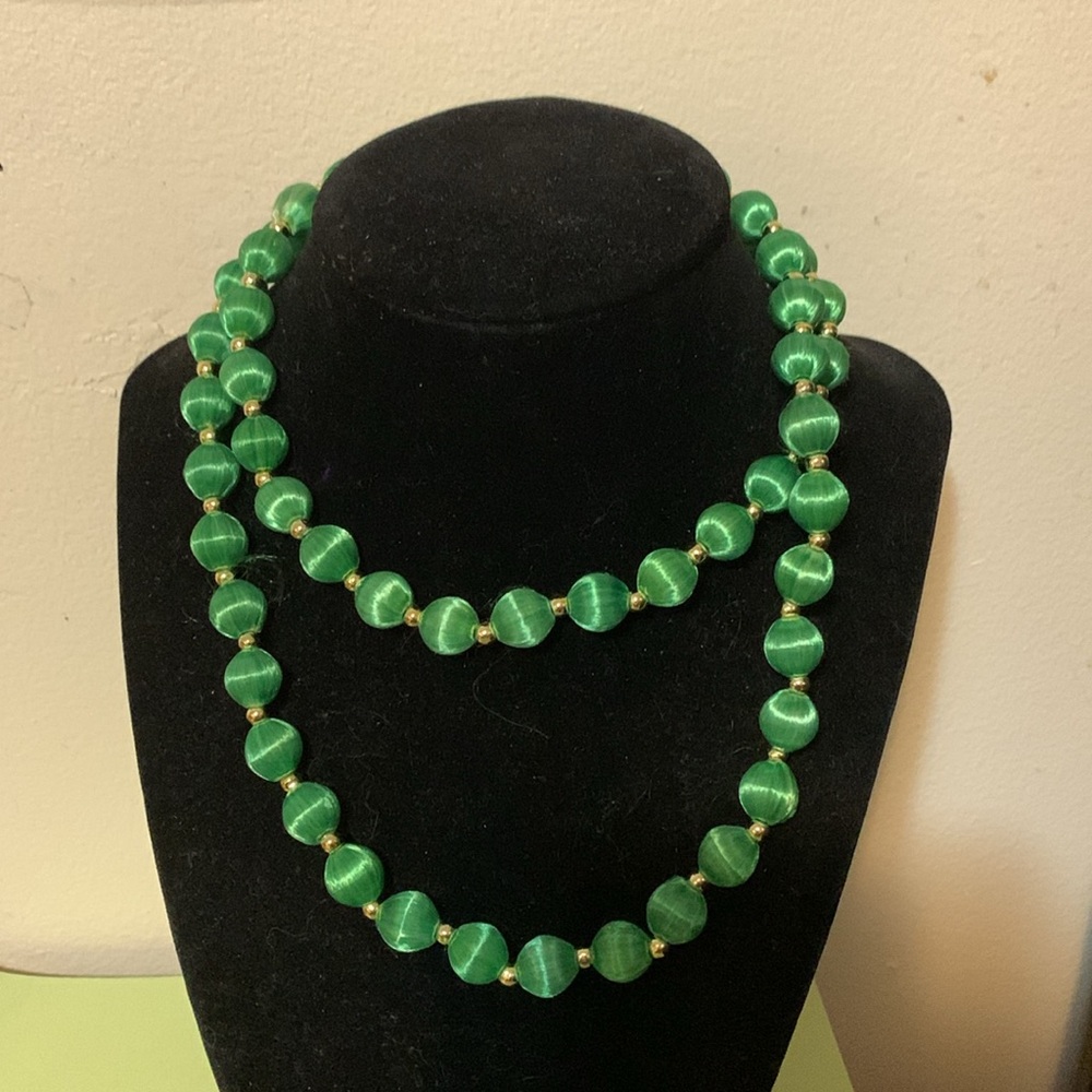 Beautiful emerald green necklace 30” long